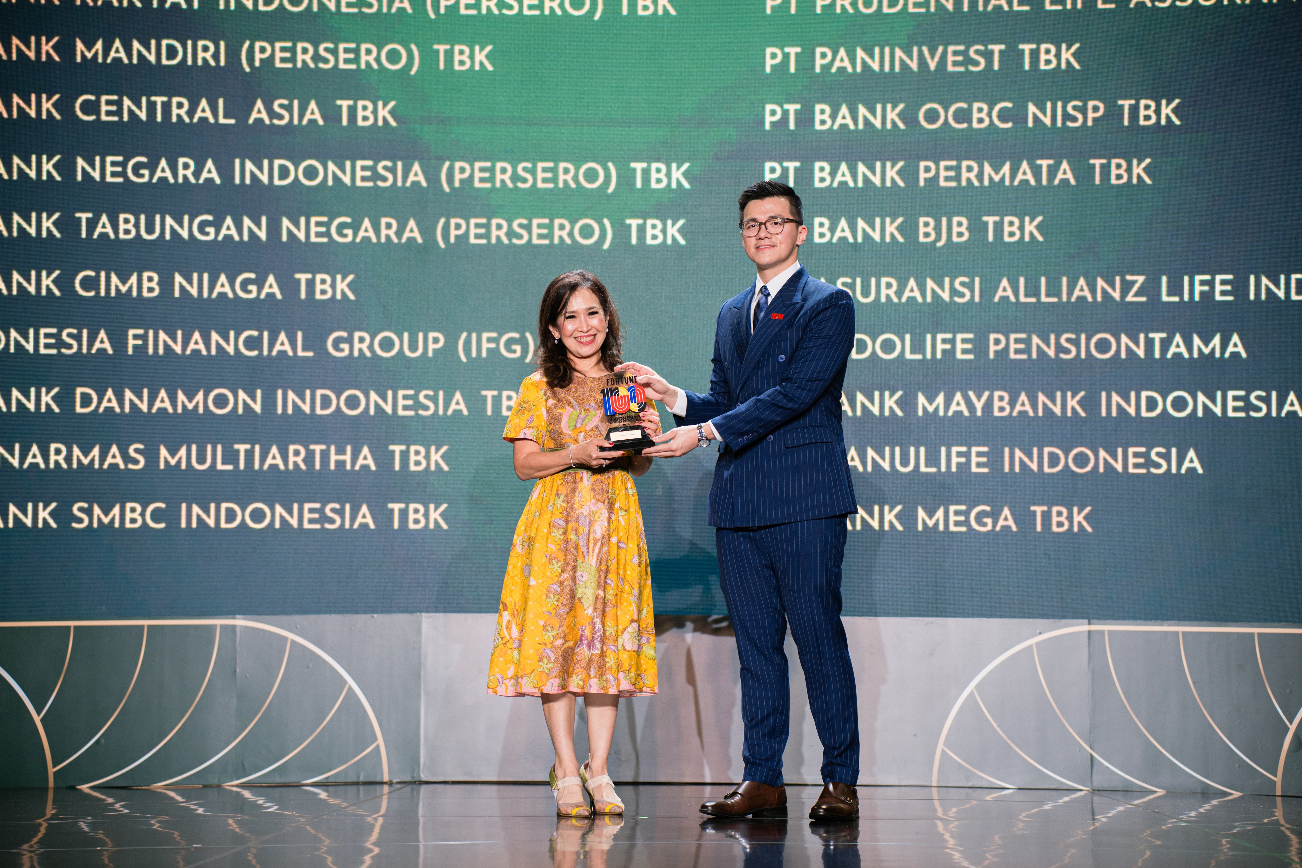 Rita Mirasari, Direktur Danamon, berfoto bersama William Utomo, Co-Founder sekaligus Chief Operating Officer (COO) dari IDN